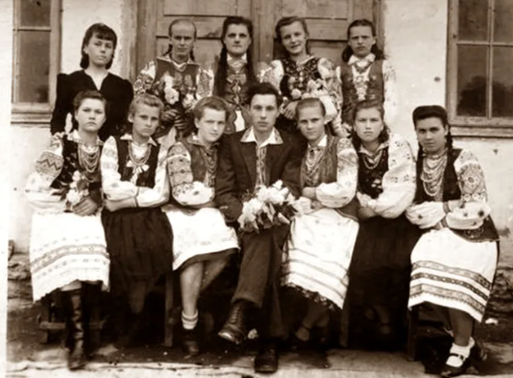 Символ патріотизму. Історик розповів, як вишиванка увійшла у повсякденну моду українців